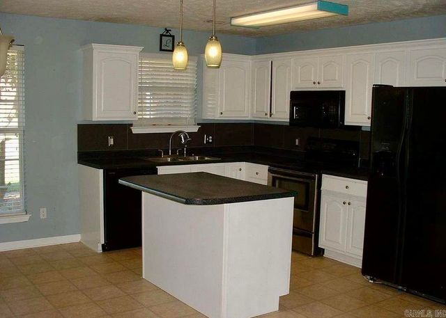 2705 mackenzie, Conway, AR 72034