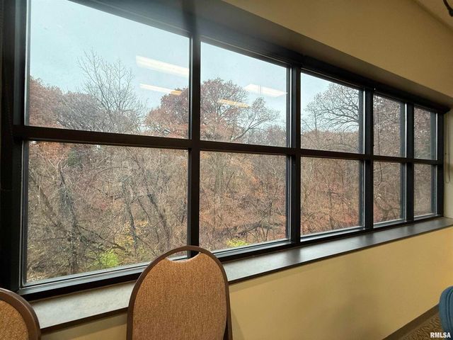 555 VALLEY VIEW Drive, Moline, IL 61265