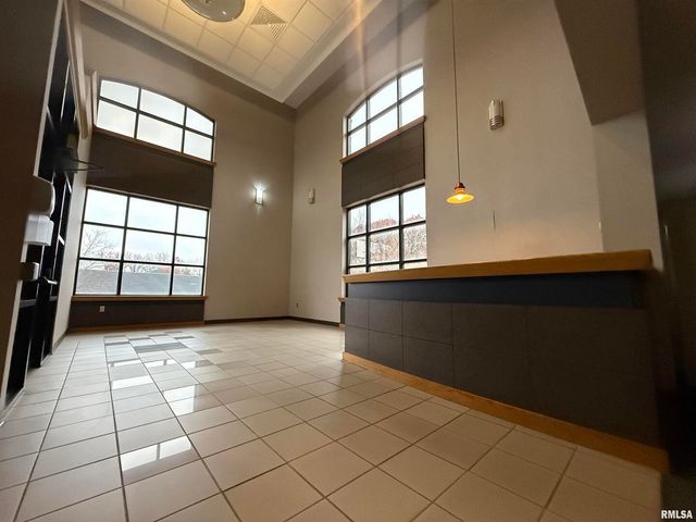 555 VALLEY VIEW Drive, Moline, IL 61265