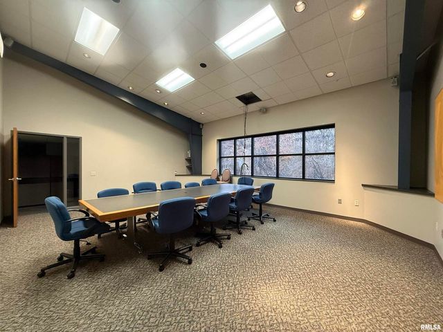 555 VALLEY VIEW Drive, Moline, IL 61265