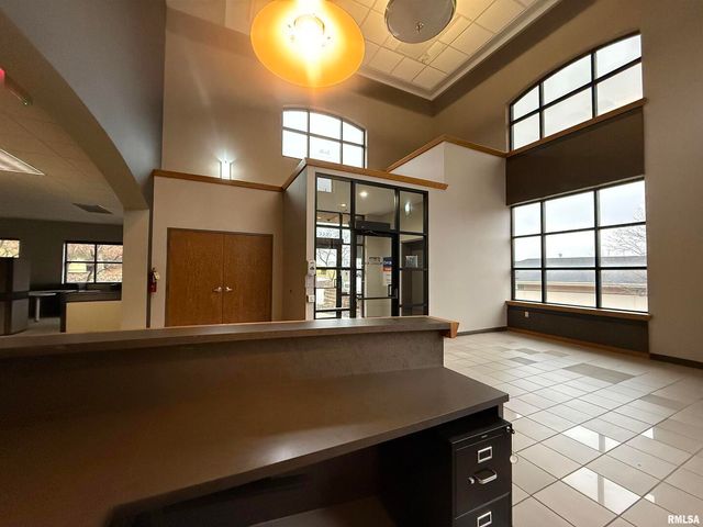 555 VALLEY VIEW Drive, Moline, IL 61265