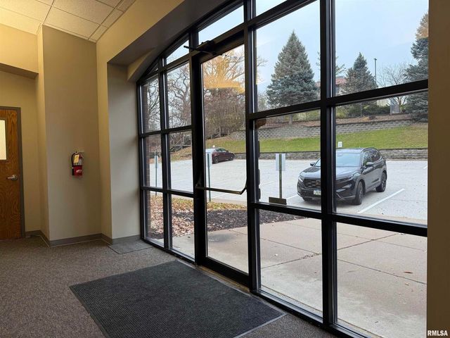 555 VALLEY VIEW Drive, Moline, IL 61265