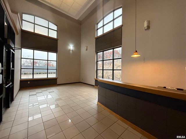 555 VALLEY VIEW Drive, Moline, IL 61265