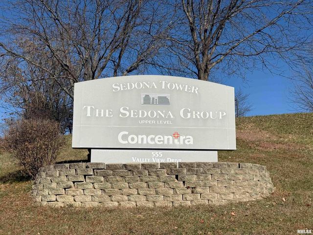 555 VALLEY VIEW Drive, Moline, IL 61265