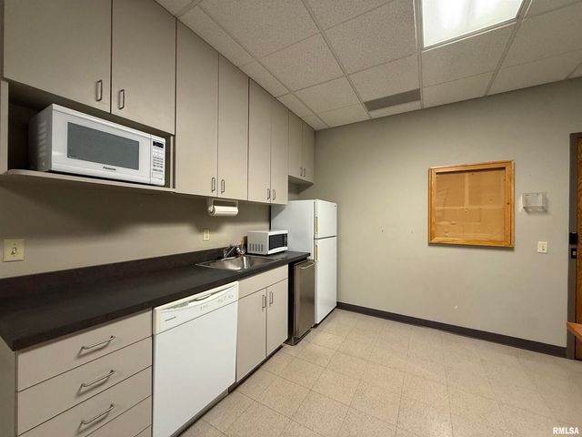 555 VALLEY VIEW Drive, Moline, IL 61265