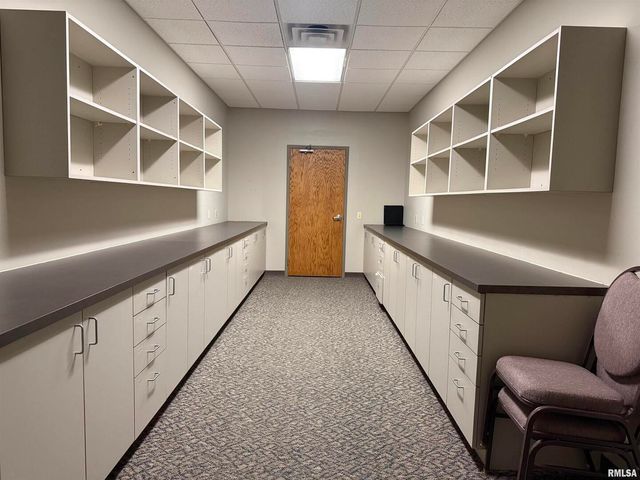 555 VALLEY VIEW Drive, Moline, IL 61265