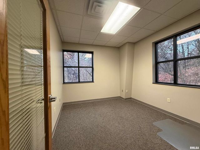 555 VALLEY VIEW Drive, Moline, IL 61265