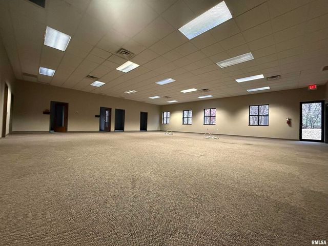 555 VALLEY VIEW Drive, Moline, IL 61265