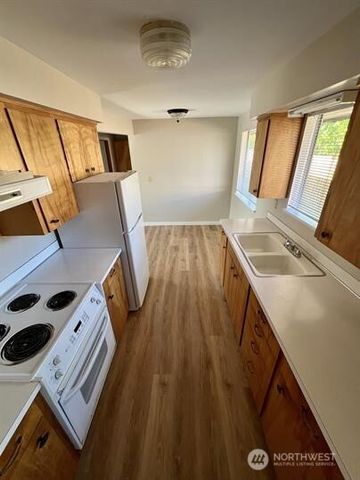 1010 W Pioneer, Puyallup, WA 98371