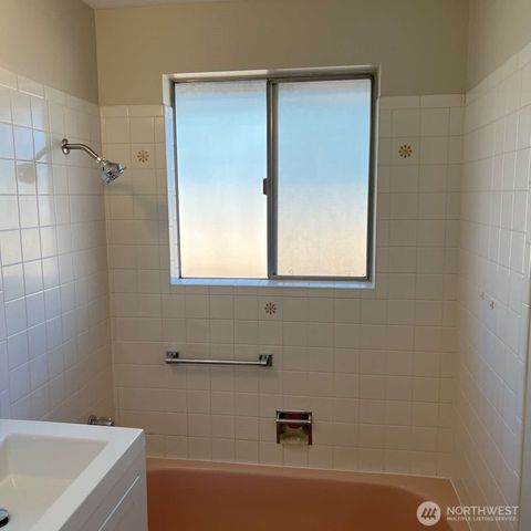 1010 W Pioneer, Puyallup, WA 98371