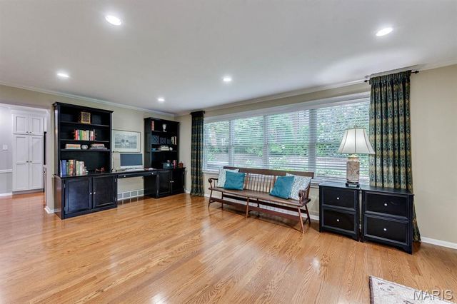 26 Granada Way, Ladue, MO 63124
