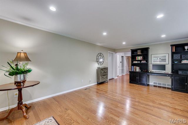 26 Granada Way, Ladue, MO 63124