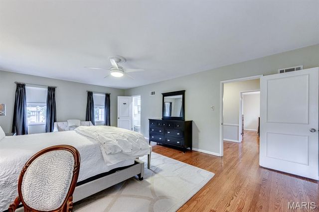 26 Granada Way, Ladue, MO 63124