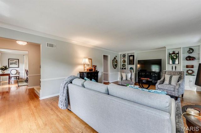 26 Granada Way, Ladue, MO 63124