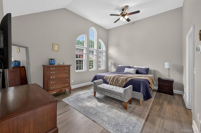 40 Nottingham Way, Mahopac, NY 10541