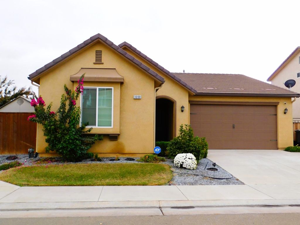 Image 1 of property listing at 3098 Wrenwood Ave, Clovis, CA 93619