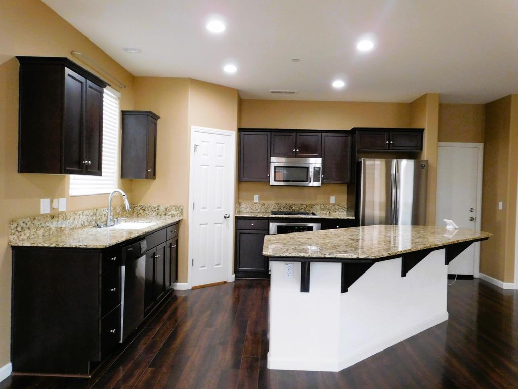 Image 2 of property listing at 3098 Wrenwood Ave, Clovis, CA 93619
