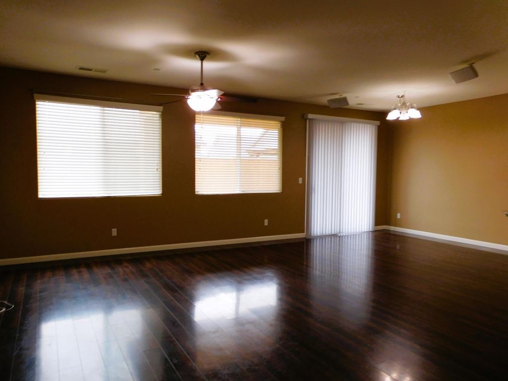 Image 3 of property listing at 3098 Wrenwood Ave, Clovis, CA 93619