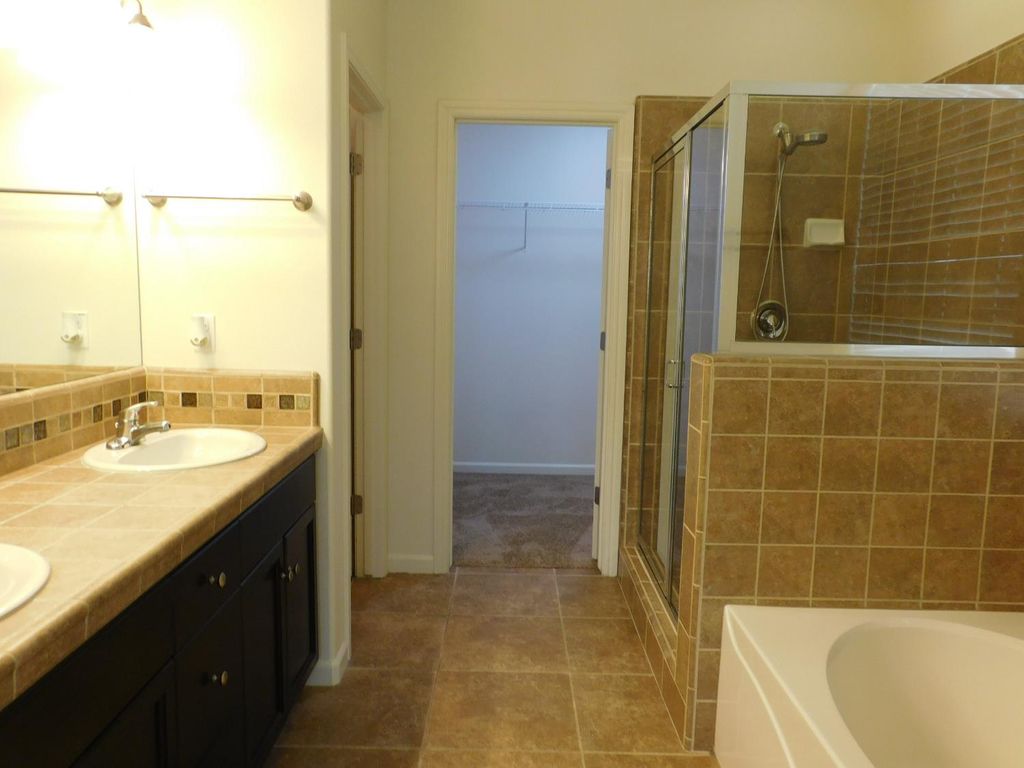 Image 6 of property listing at 3098 Wrenwood Ave, Clovis, CA 93619