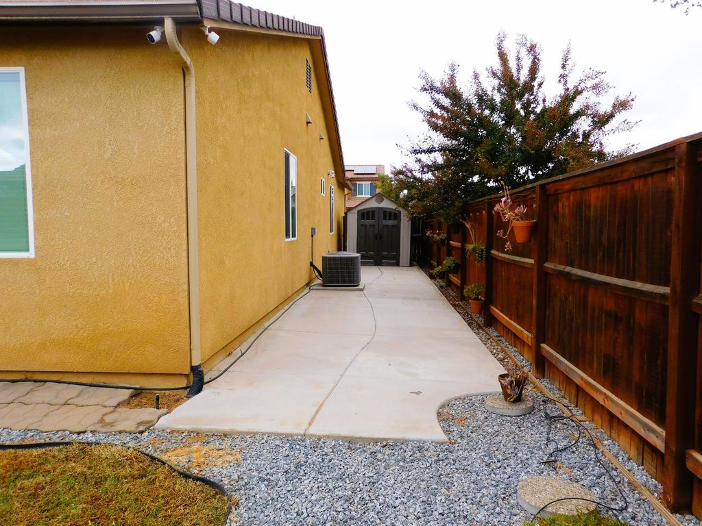Image 9 of property listing at 3098 Wrenwood Ave, Clovis, CA 93619