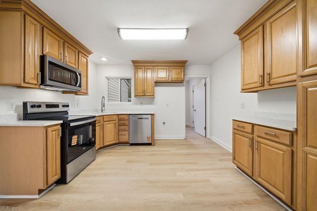 553 Lavender LN, Virginia Beach, VA 23462