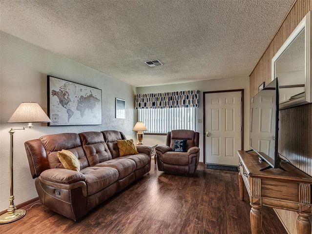 877 NW 14th Street, Moore, OK 73160