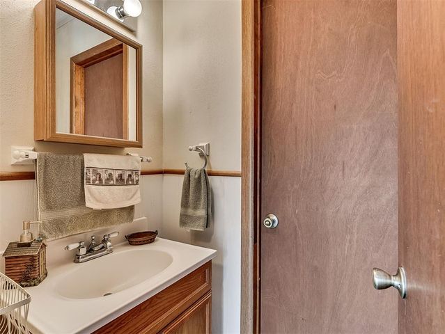 877 NW 14th Street, Moore, OK 73160