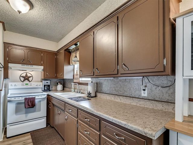 877 NW 14th Street, Moore, OK 73160