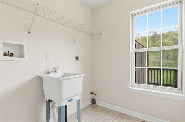 607 Hilton Circle, Collier Twp, PA 15071