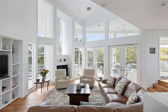 479 Lagoon DR, Sanibel, FL 33957