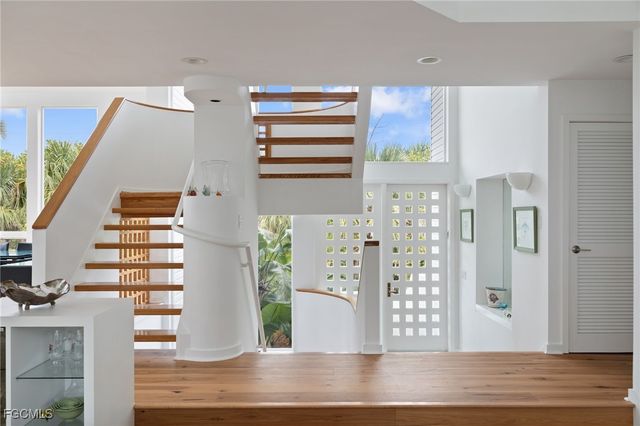 479 Lagoon DR, Sanibel, FL 33957