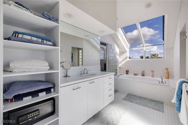 479 Lagoon DR, Sanibel, FL 33957