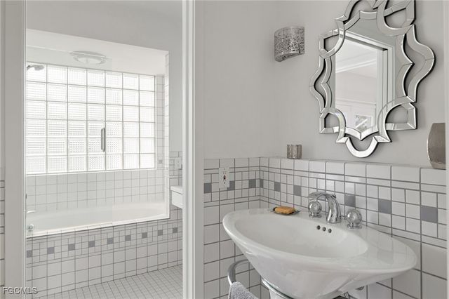 479 Lagoon DR, Sanibel, FL 33957