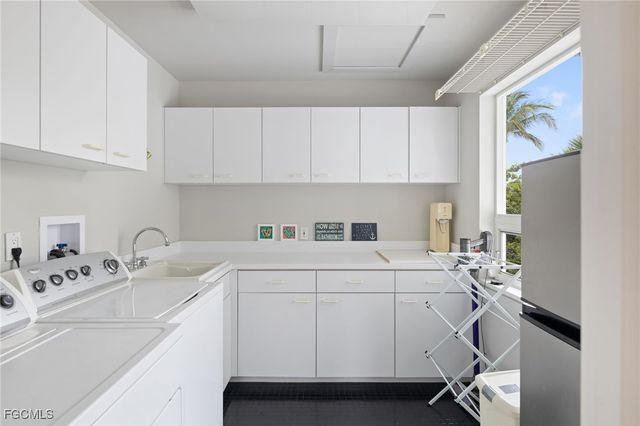 479 Lagoon DR, Sanibel, FL 33957