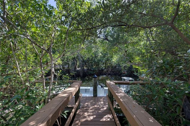 479 Lagoon DR, Sanibel, FL 33957