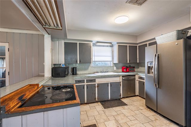 9103 Lazy Lane, Hitchcock, TX 77563