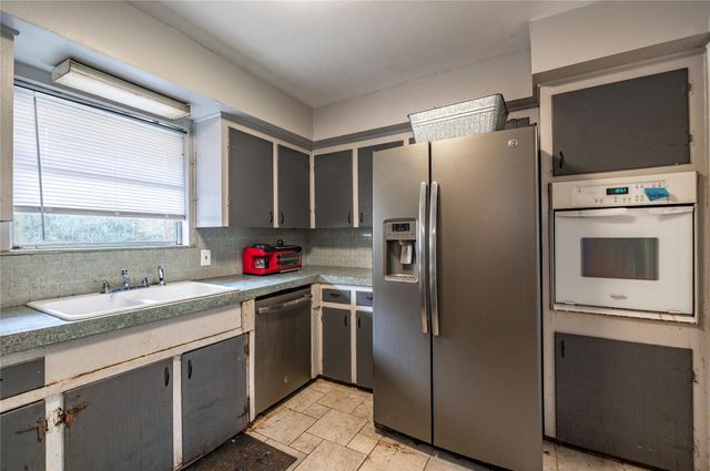 9103 Lazy Lane, Hitchcock, TX 77563