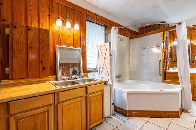 9103 Lazy Lane, Hitchcock, TX 77563