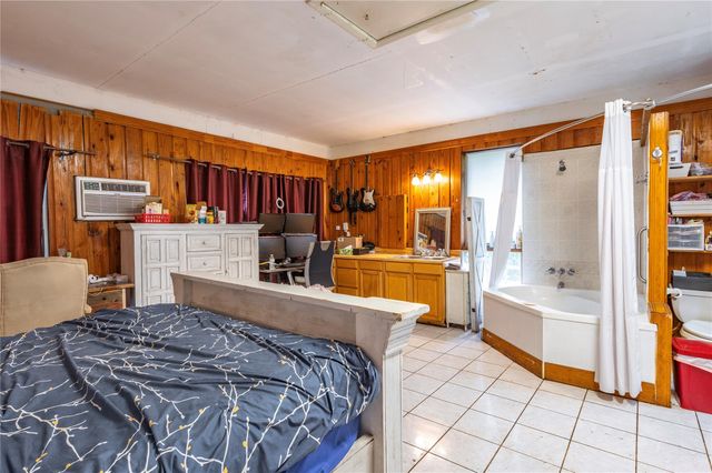 9103 Lazy Lane, Hitchcock, TX 77563