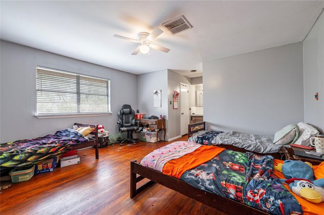 9103 Lazy Lane, Hitchcock, TX 77563