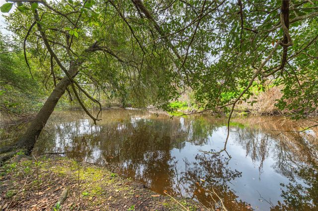 9103 Lazy Lane, Hitchcock, TX 77563