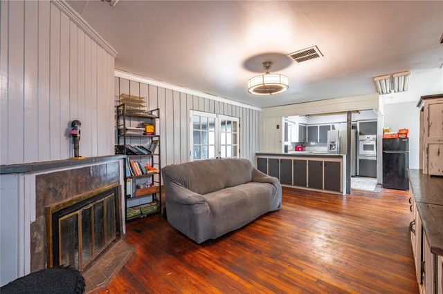 9103 Lazy Lane, Hitchcock, TX 77563