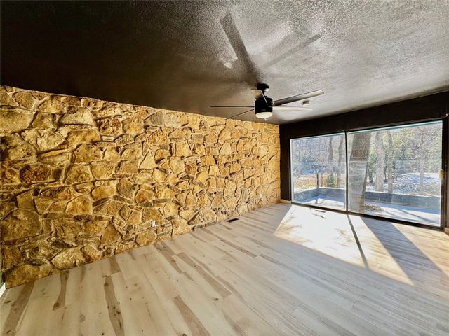 2000 Mill Creek Drive, Arlington, TX 76010