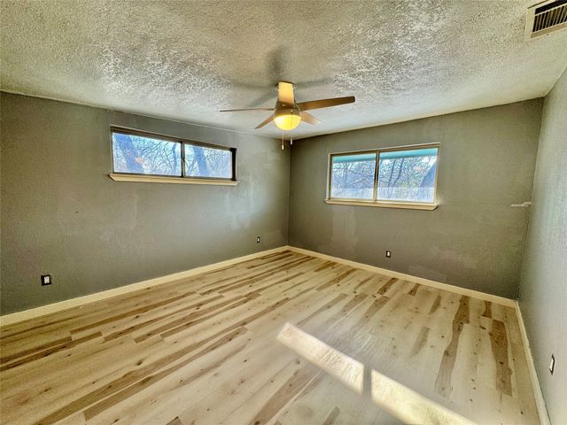 2000 Mill Creek Drive, Arlington, TX 76010