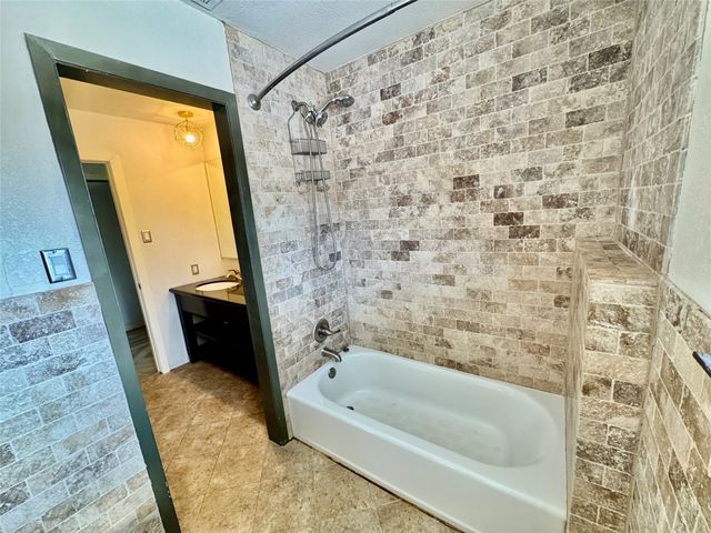 2000 Mill Creek Drive, Arlington, TX 76010