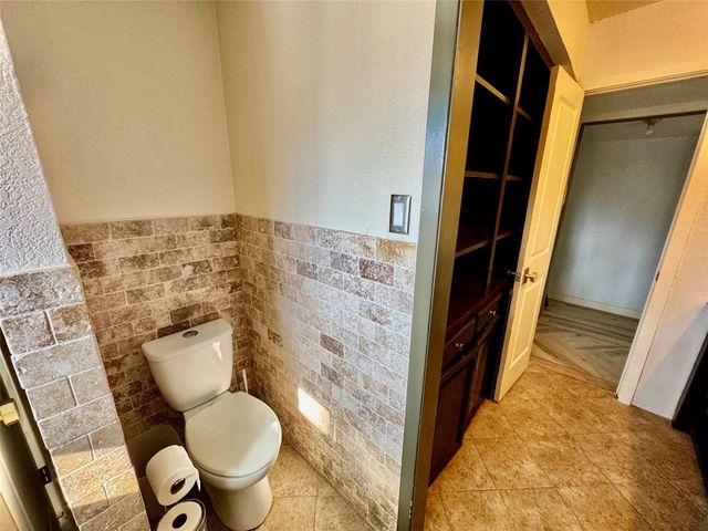 2000 Mill Creek Drive, Arlington, TX 76010