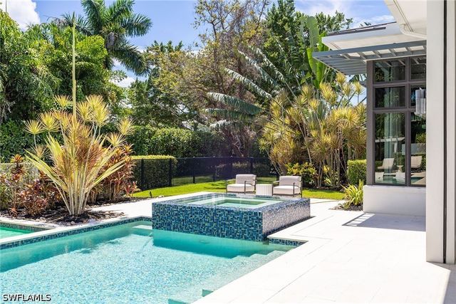 1300 Nautilus RD, Naples, FL 34102