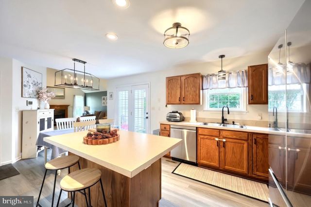 18 FERNDALE RD, Seven Valleys, PA 17360