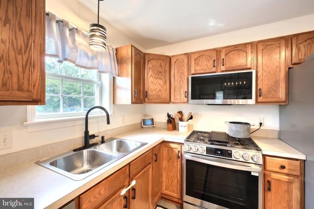 18 FERNDALE RD, Seven Valleys, PA 17360