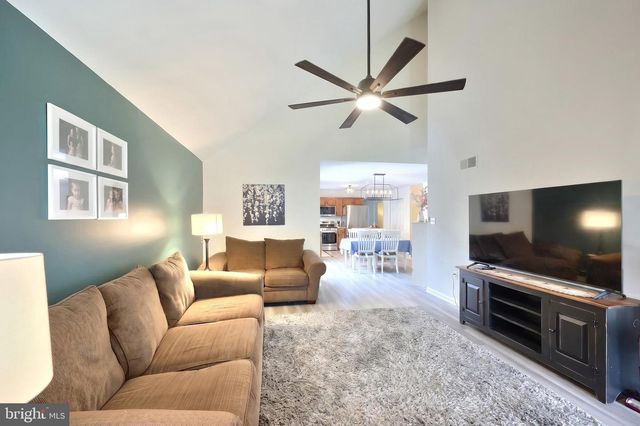 18 FERNDALE RD, Seven Valleys, PA 17360
